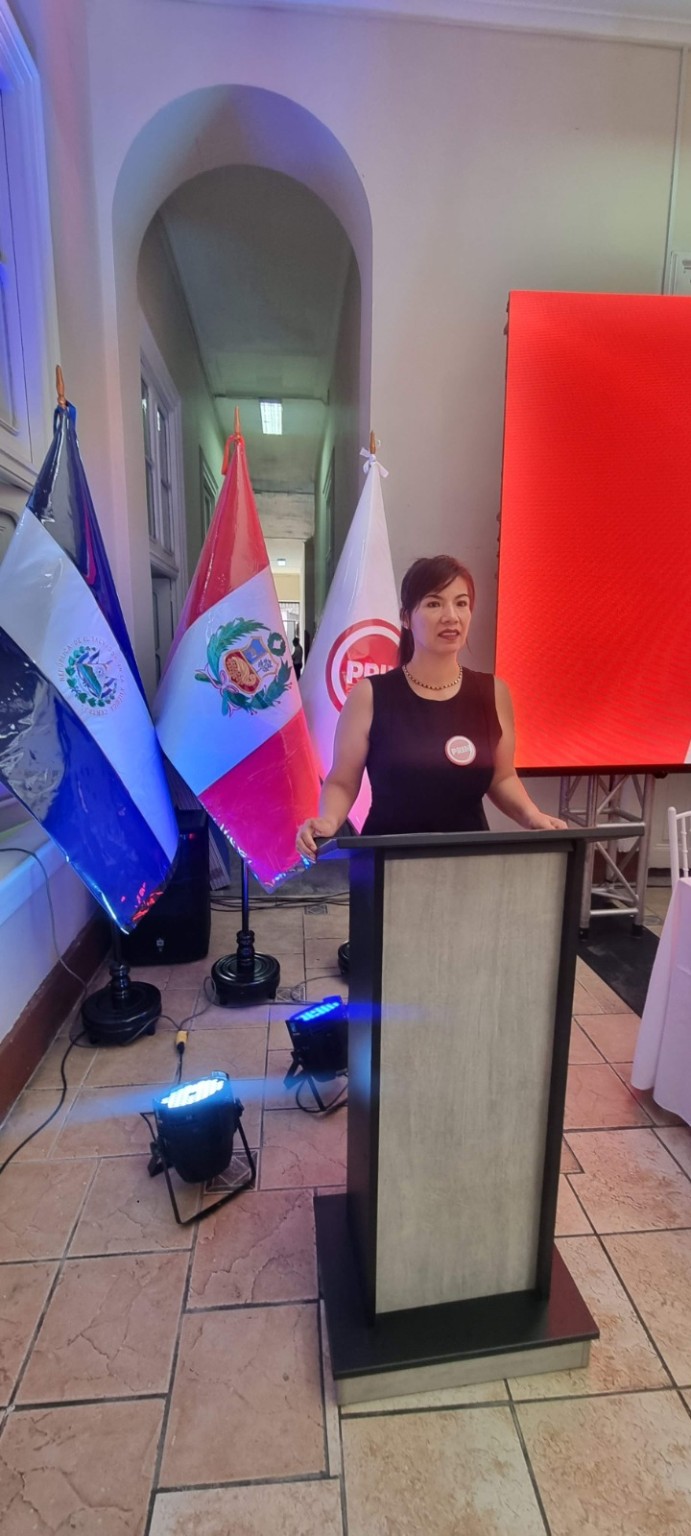 Sugey en una actividad de formación y participación pública